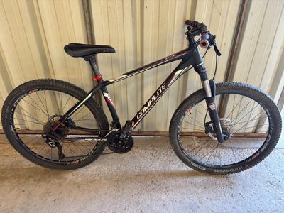 un vélo garé devant un bâtiment