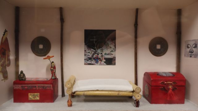 Diorama. Composition miniature, dans une vitrine en bois, vitre e...