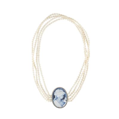 Gros plan sur un collier portant l'image d'une femme