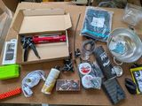 une table sur laquelle se trouvent de nombreux objets
