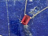 collier en argent massif orné d'une pierre carrée rouge posée sur une plaque de pierre bleue