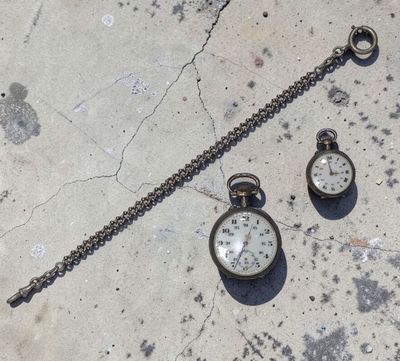 deux horloges posées par terre l'une à côté de l'autre