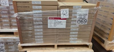 une pile de boîtes sur une palette dans un entrepôt