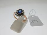 gros plan d'une bague sur une surface blanche avec une étiquette de prix