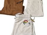 trois paires de pantalons pour homme ornées d'un écusson arc-en-ciel