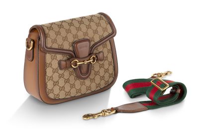 un sac Guccissi marron et vert avec une bandoulière rouge et verte