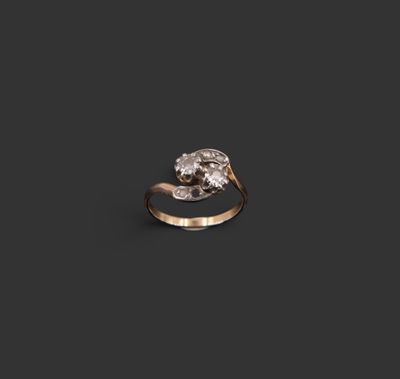 une image représentant une bague en or sertie d'un diamant blanc