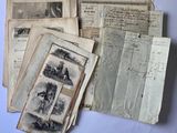 plusieurs vieux papiers sont empilés sur une table