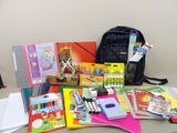 de nombreuses fournitures scolaires disposées sur une table