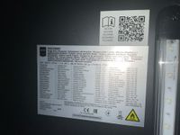 Une armoire à boisson vitrée (photo 2)