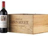 une boîte en bois contenant une bouteille de vin rouge et une boîte en bois contenant une bouteille de vin rouge