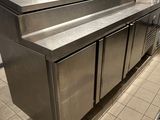 un comptoir en acier inoxydable dans une cuisine commerciale