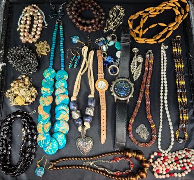 Dans ce cas précis, on trouve de nombreux types de colliers et de bracelets