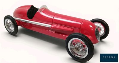 une image représentant une petite voiture de course rouge sur fond blanc