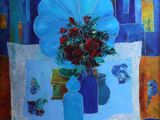 tableau représentant un vase bleu orné de fleurs rouges sur une nappe bleue