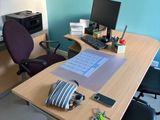 un bureau avec une chaise et un ordinateur dessus