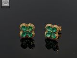 une paire de boucles d'oreilles en émeraude et diamant