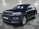 un SUV Jeep Compass noir garé dans un garage