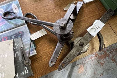 3 cliquets en fer forgé, l'un de petit format de démonstrati…