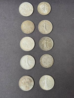 six types différents de pièces d'argent sur une surface noire