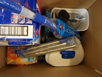 une boîte en carton remplie de brosses à dents, de dentifrice et d'autres articles