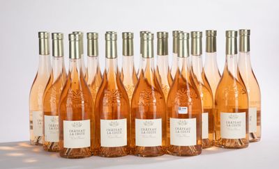 six bouteilles de vin rosé sont alignées les unes à côté des autres