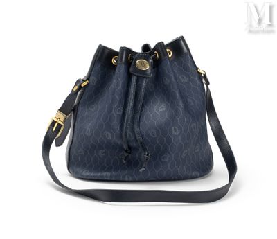 un petit sac seau bleu avec une boucle dorée sur la poignée