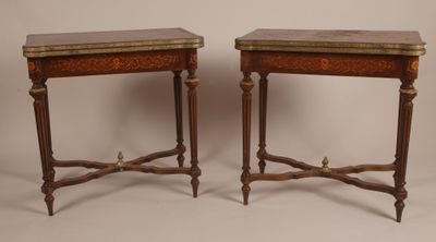paire de tables d'appoint anciennes avec des plateaux en marbre