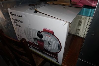 SUR DESIGNATION : Une trancheuse HENDI SLICER 250 RED EDITION - Photo 1