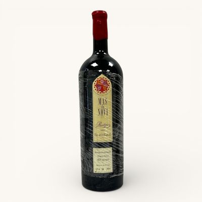 une bouteille de vin posée sur une table