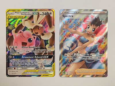 deux cartes pokemon posées l'une sur l'autre sur une table