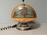 une horloge posée sur une table à côté d'un tire-bouchon