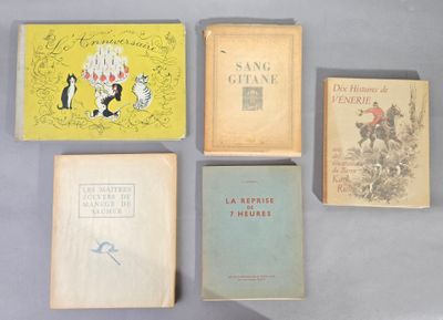 Plusieurs livres sont alignés sur une table devant un fond bleu.