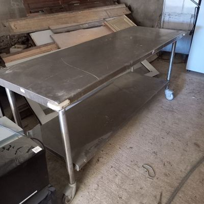 une table placée au milieu d'une pièce