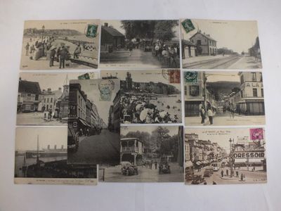 plusieurs vieilles photos en noir et blanc représentant des personnes et des véhicules dans une rue