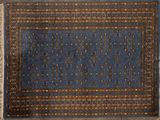 un tapis bleu et marron avec un motif