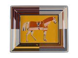 une photo d'une peinture représentant un cheval sur une assiette