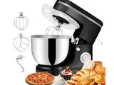 un robot de cuisine noir avec un bol argenté, à côté de quelques pâtisseries et beignets