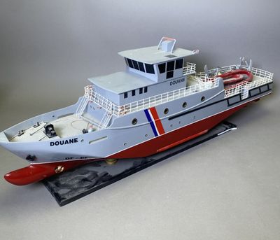 une maquette de bateau exposée sur une table