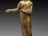 l'image d'une statue représentant une femme tenant un bébé dans ses bras