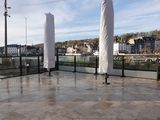 une vue de la ville depuis le sommet d'un immeuble