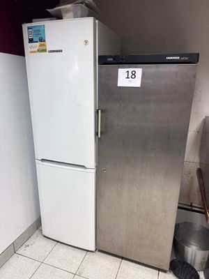 un réfrigérateur argenté et un réfrigérateur blanc dans une cuisine