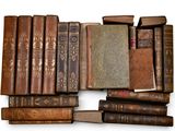 de nombreux vieux livres empilés les uns sur les autres