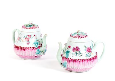 two teapots that are sitting next to each other