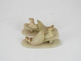 une petite figurine représentant une femme allongée sur le ventre