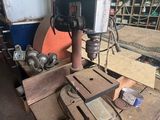 une machine posée sur une table dans une pièce