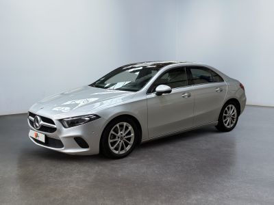 une Mercedes CLA argentée garée dans une pièce blanche