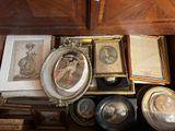 beaucoup de photos et de photos sur la table