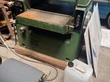 la photo d'une machine qui se trouve dans un garage