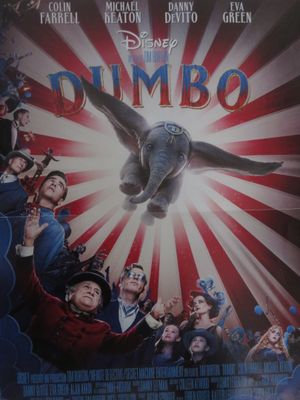 une affiche du film « Dumbo » avec une foule en arrière-plan
